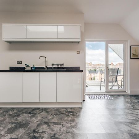 Private Two Bedroom Residence In Southbourne - Private Parking - Off The High Street - Minutes Away From The Beach บอร์นมัธ ภายนอก รูปภาพ