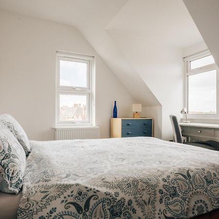 Private Two Bedroom Residence In Southbourne - Private Parking - Off The High Street - Minutes Away From The Beach บอร์นมัธ ภายนอก รูปภาพ