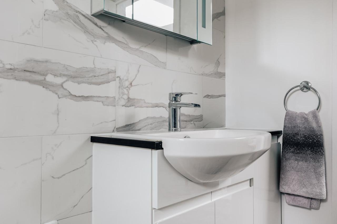 Private Two Bedroom Residence In Southbourne - Private Parking - Off The High Street - Minutes Away From The Beach บอร์นมัธ ภายนอก รูปภาพ