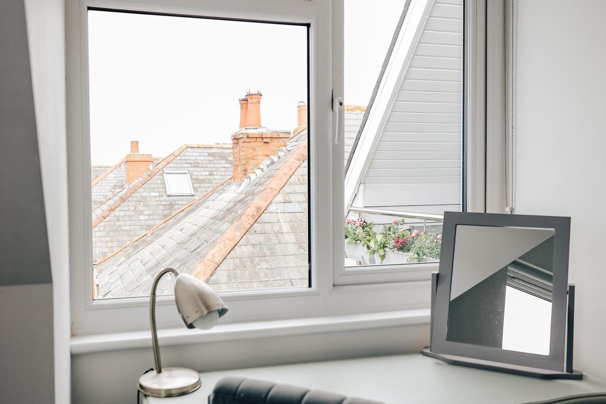 Private Two Bedroom Residence In Southbourne - Private Parking - Off The High Street - Minutes Away From The Beach บอร์นมัธ ภายนอก รูปภาพ