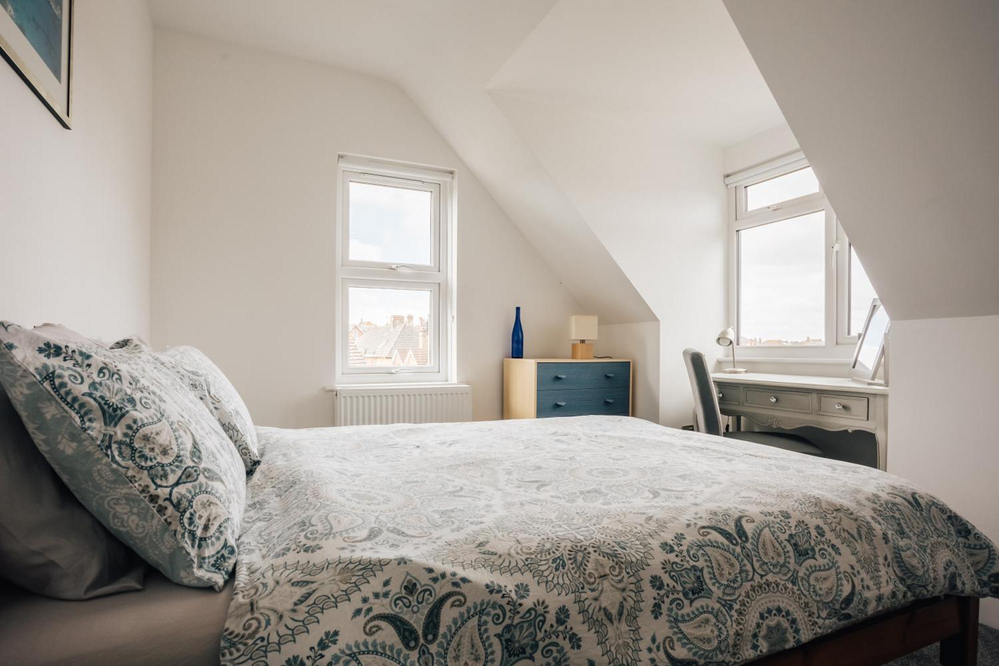 Private Two Bedroom Residence In Southbourne - Private Parking - Off The High Street - Minutes Away From The Beach บอร์นมัธ ภายนอก รูปภาพ