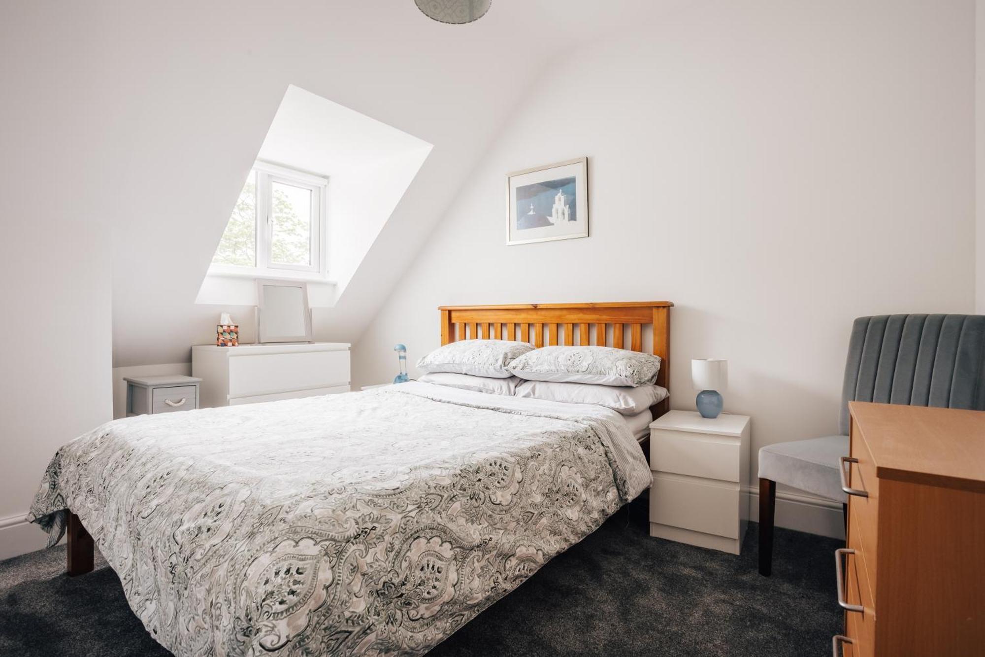 Private Two Bedroom Residence In Southbourne - Private Parking - Off The High Street - Minutes Away From The Beach บอร์นมัธ ภายนอก รูปภาพ