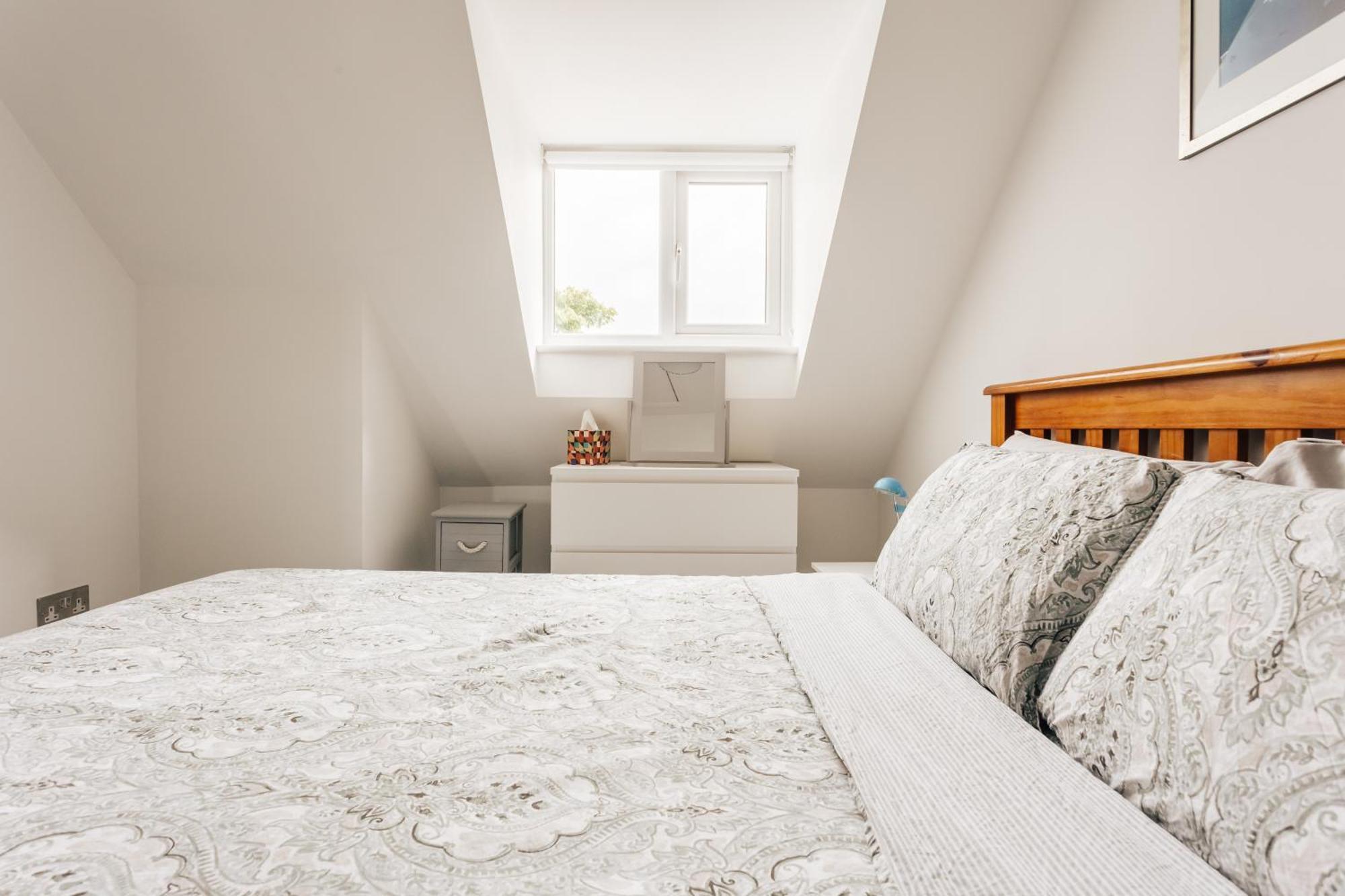 Private Two Bedroom Residence In Southbourne - Private Parking - Off The High Street - Minutes Away From The Beach บอร์นมัธ ภายนอก รูปภาพ