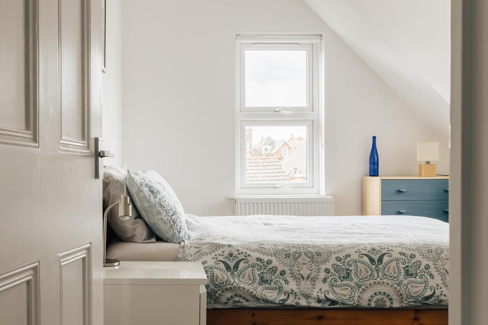 Private Two Bedroom Residence In Southbourne - Private Parking - Off The High Street - Minutes Away From The Beach บอร์นมัธ ภายนอก รูปภาพ