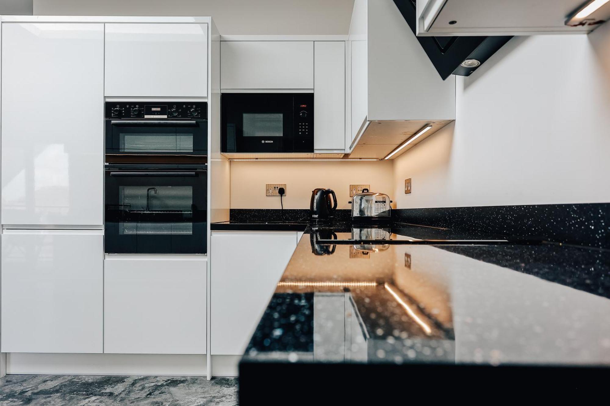 Private Two Bedroom Residence In Southbourne - Private Parking - Off The High Street - Minutes Away From The Beach บอร์นมัธ ภายนอก รูปภาพ