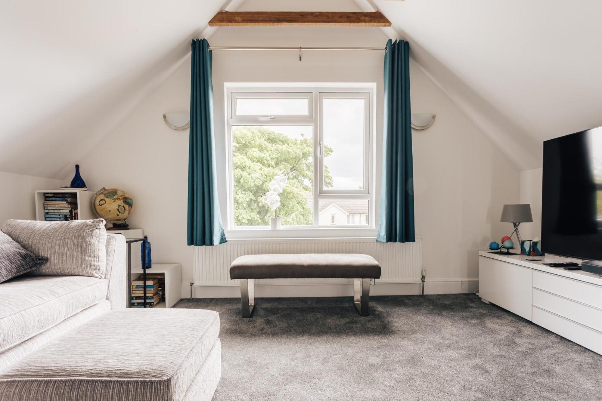 Private Two Bedroom Residence In Southbourne - Private Parking - Off The High Street - Minutes Away From The Beach บอร์นมัธ ภายนอก รูปภาพ