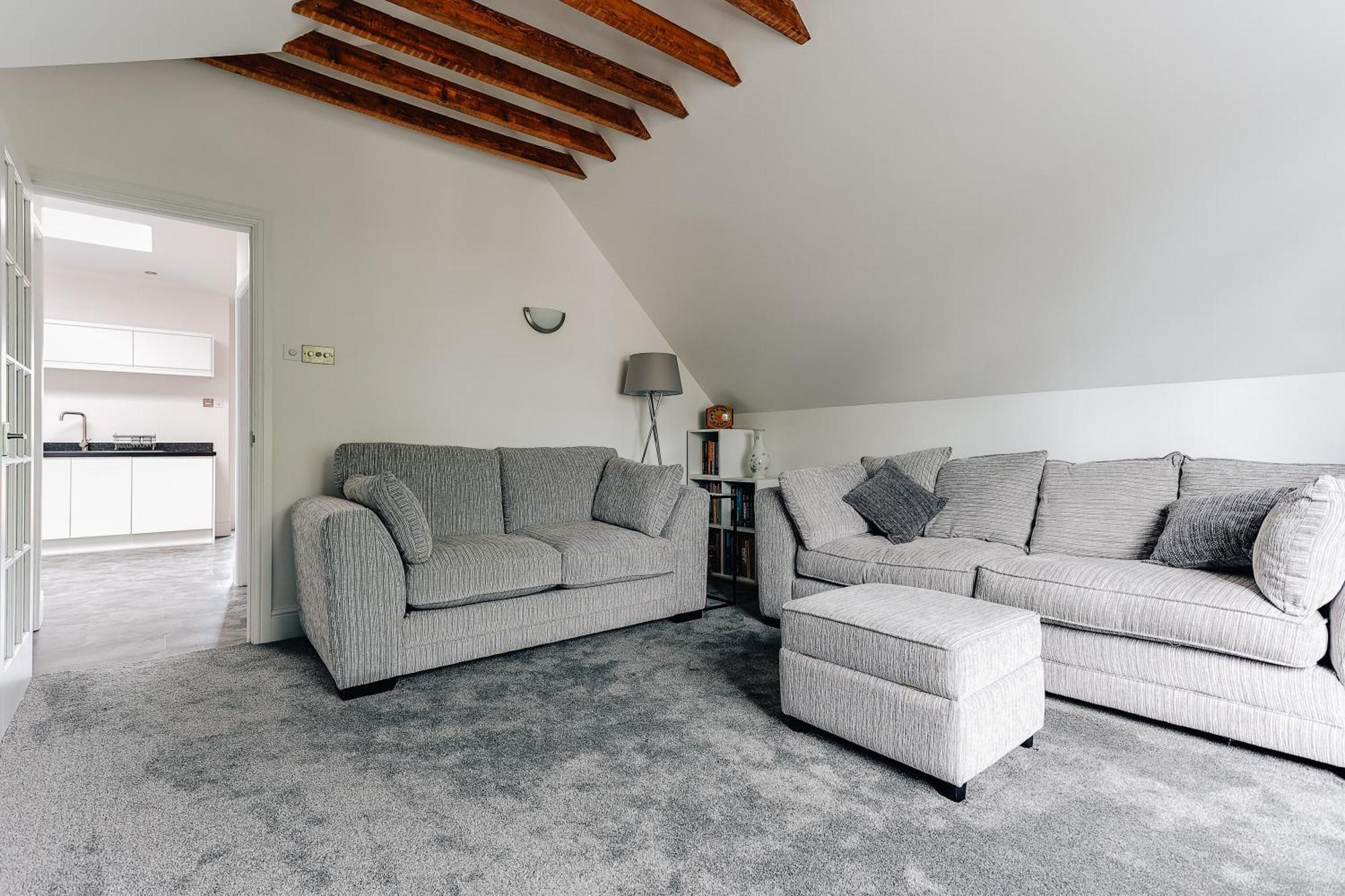Private Two Bedroom Residence In Southbourne - Private Parking - Off The High Street - Minutes Away From The Beach บอร์นมัธ ภายนอก รูปภาพ